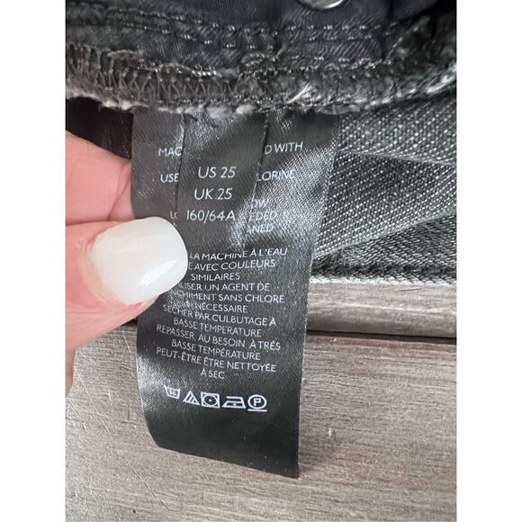 Free People We The Free Romeo Rolled Cut Off Short in Black Mambo Size 25 - Picture 8 of 13